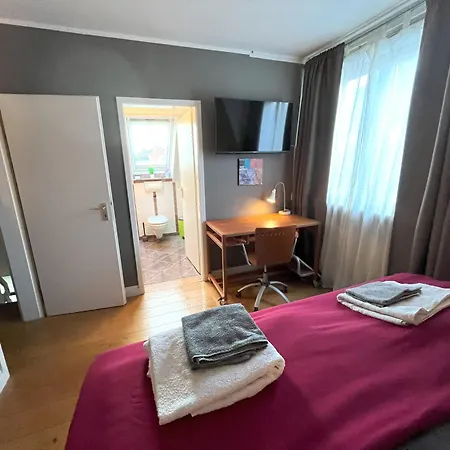 Doppelzimmer, Eigenes Bad, Stadtnahe, Ruhig, Airport Nahe! Alloggio in famiglia