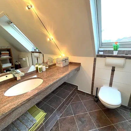 Doppelzimmer, Eigenes Bad, Stadtnahe, Ruhig, Airport Nahe! Alloggio in famiglia